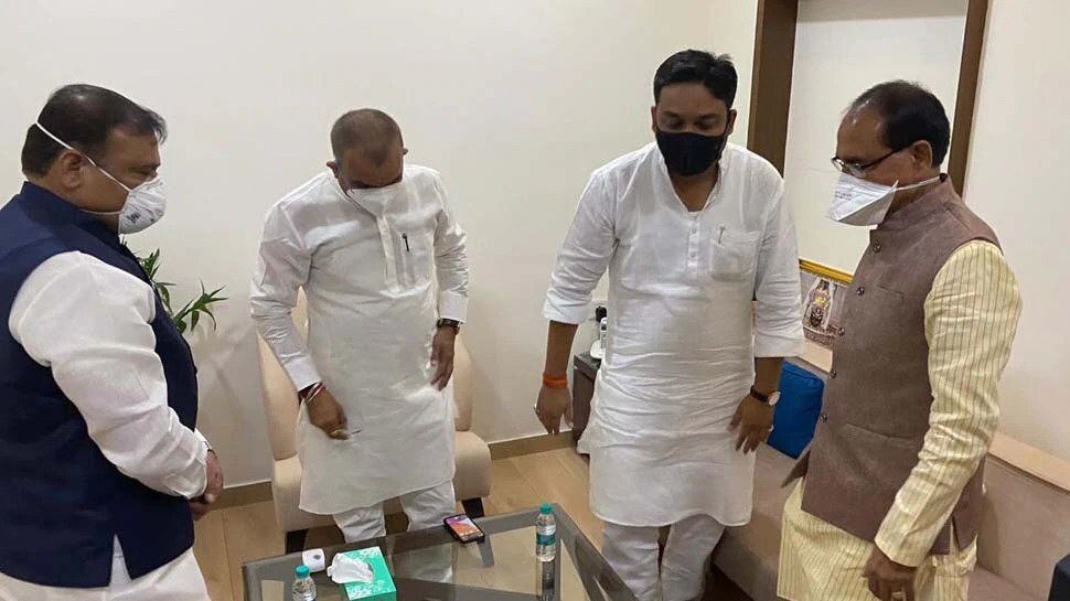 मध्यप्रदेश में उपचुनाव से पहले कांग्रेस को एक और झटका, विधायक राहुल सिंह कांग्रेस पार्टी छोड़ भाजपा में शामिल