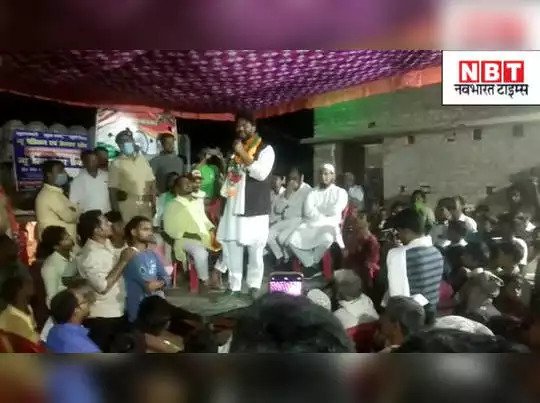 जिन्नावाले नेताजी भाषण में गिराने-उठाने की बात करते हुए खुद गिर पड़े, देखें वीडियों