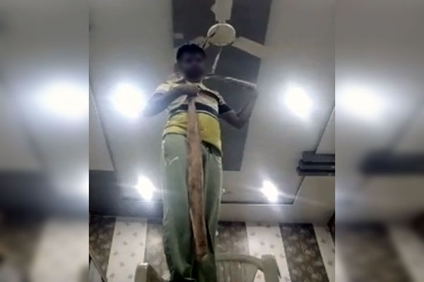 वेतन नहीं मिलने से परेशान होकर ट्रक ड्राइवर ने फेसबुक पर लाइव आकर लगाई फांसी