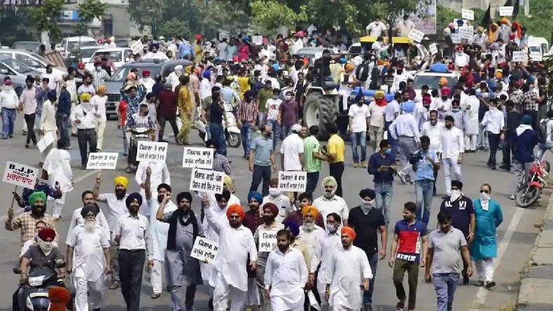 बैठक में नहीं पहुंचे कृषिमंत्री, मीटिंग से बाहर आकर किसानों ने फाड़ी बिल की कॉपी