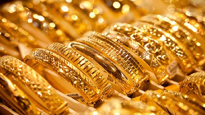 सोने में 5,500 रुपये की गिरावट, चांदी 16,500 रुपये टूटी…