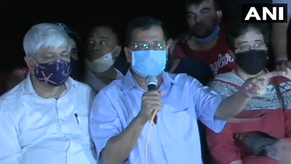 यूपी सरकार के खिलाफ दिल्ली के जंतर मंतर पर विरोध प्रदर्शन में पहुंचे सीएम केजरीवाल