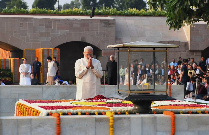 प्रधानमंत्री मोदी ने लाल बहादुर शास्त्री और महात्मा गांधी को अर्पित की श्रद्धांजलि