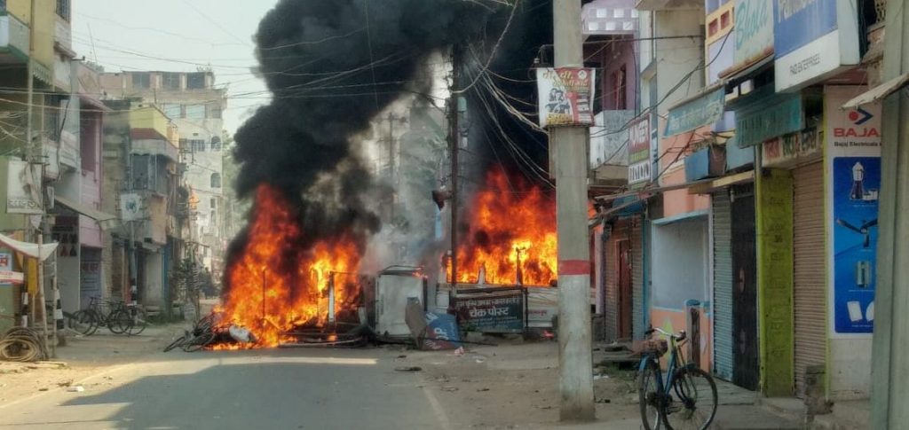 मुंगेर में भड़की हिंसा, एसपी कार्यालय में हमला और पुलिस की गाड़ी फूंकी
