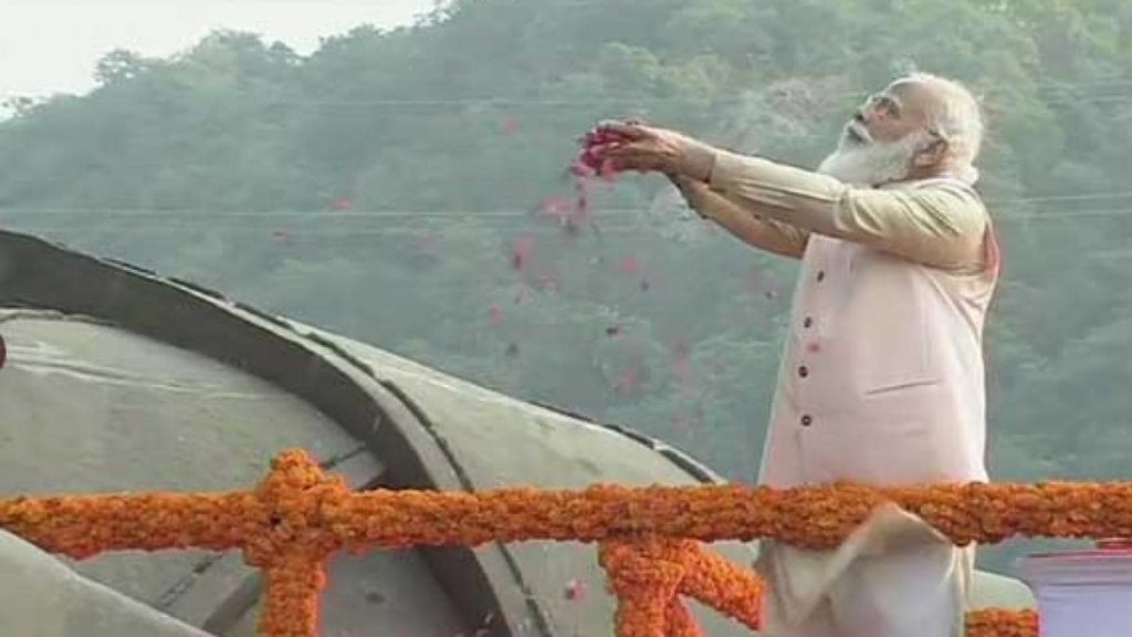 पीएम मोदी ने आज सरदार पटेल की जयंती पर स्टैच्यू ऑफ यूनिटी पर पुष्पांजलि अर्पित की