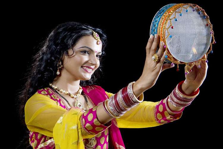 प्रेग्नेंसी में भी रख रही हैं करवाचौथ व्रत, तो इन खास बातों का रखें ख्याल