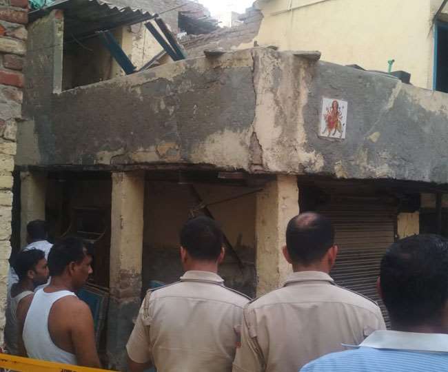 ग्रेटर नोएडा में मकान के छत का छज्जा गिरने से मची अफरातफरी, एक की मौत एक घायल