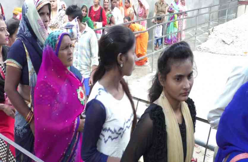 नवरात्र के चौथे दिन वाराणसी में मां कुष्मांडा के दर्शन के लिए लगी भक्तो की भीड़