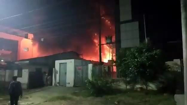 केमिकल फैक्ट्री में लगी भीषण आग, 12 दमकल गाड़ियों ने पाया काबू