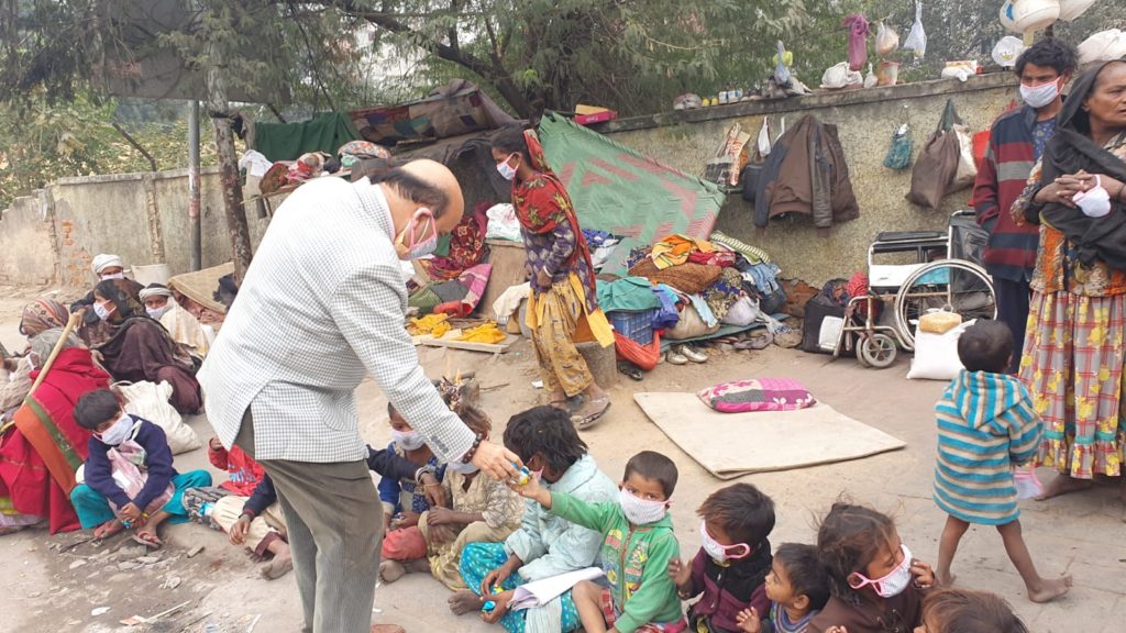 वरिष्ट भाजपा नेता डॉ विजय जौली ने शीत लहर में बेघरों को मास्क, मुफ्त राशन व बच्चों को बिस्कुट बांटे