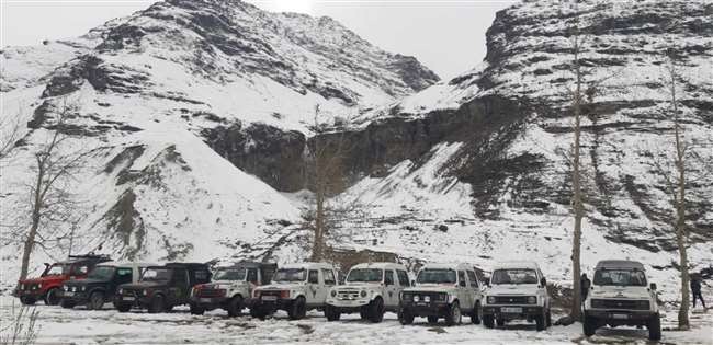 बर्फ से लद गए हिमाचल और उत्तराखंड के पहाड़, मैदानी इलाकों में बढ़ी ठंडक