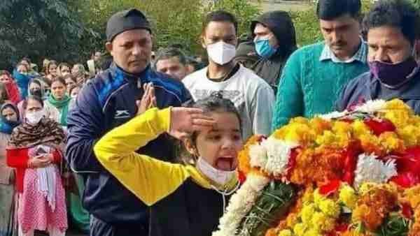 शहीद पिता की अंतिम विदाई में 10 साल की बेटी ने लगाया वंदे मातरम का नारा