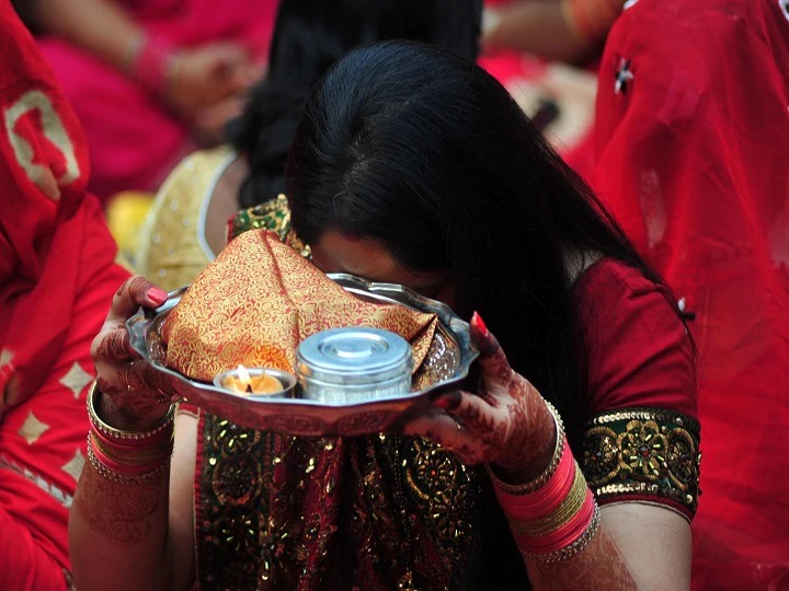 करवा चौथ व्रत खोलने के लिए इन चीज़ों को करें शामिल