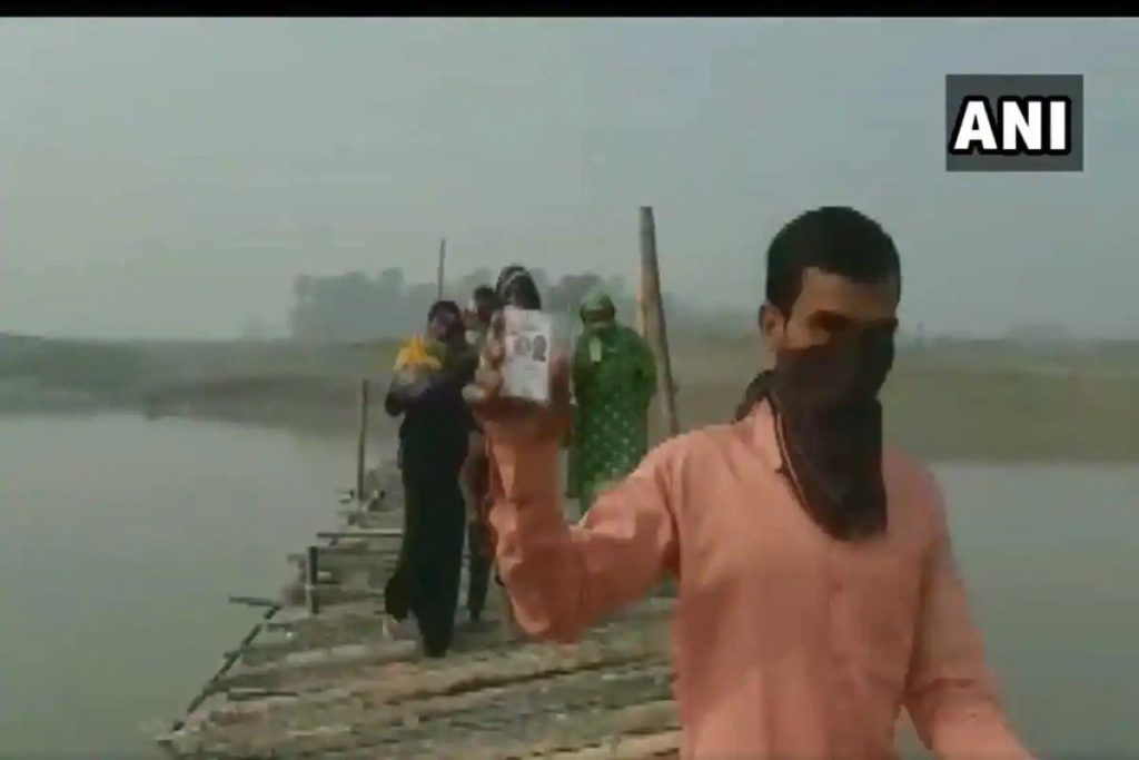 बिहार में वोट डालने के लिए ग्रामीणों ने खुद ही नदी पर बना दिया ये पुल