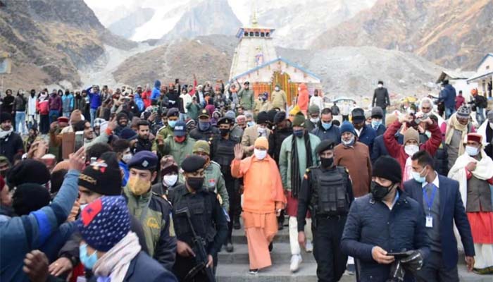 भारी बर्फबारी के कारण केदारनाथ में फंसे सीएम योगी, बद्रीनाथ के लिए होना था रवाना