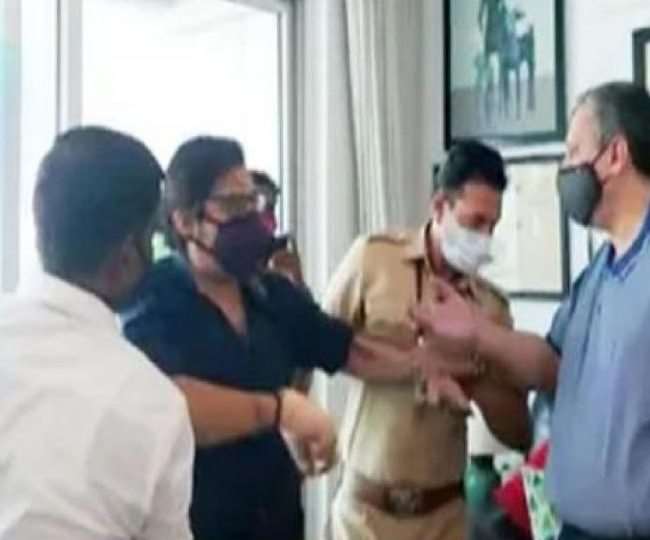 हिरासत में लिए गए अर्नब गोस्वामी, बोले- मुझे मुंबई पुलिस ने पीटा