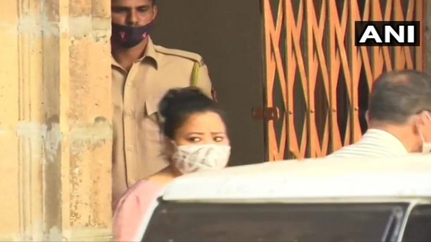 मशहूर कामेडियन भारती सिंह गिरफ्तार, घर से मिला था गांजा