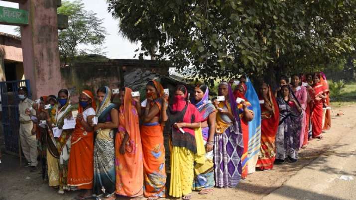बिहार चुनाव 2020: अंतिम चरण में 78 सीटों पर वोटिंग जारी, मतदान के लिए उत्कुक आए लोग
