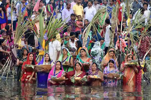 कोरोना महामारी के कारण नदियों और तालाबों के किनारे छठ पूजा करने पर लगी रोक