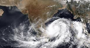 चक्रवाती तूफान निवार ने मचाई भारी तबाही, कई शहरों में तूफानी हवाओं के साथ हो रही बारिश