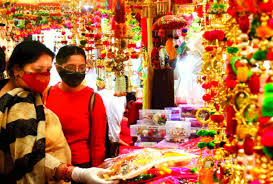 दिवाली की वजह से मार्केट में बढ़ी रौनक, कोरोना से बेखौफ हुए लोग