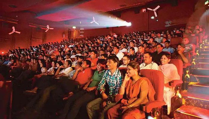 महाराष्ट्र में लोगों को कोरोना नियमों में दी गई ढील, योग संस्थान और सिनेमाघर खुले