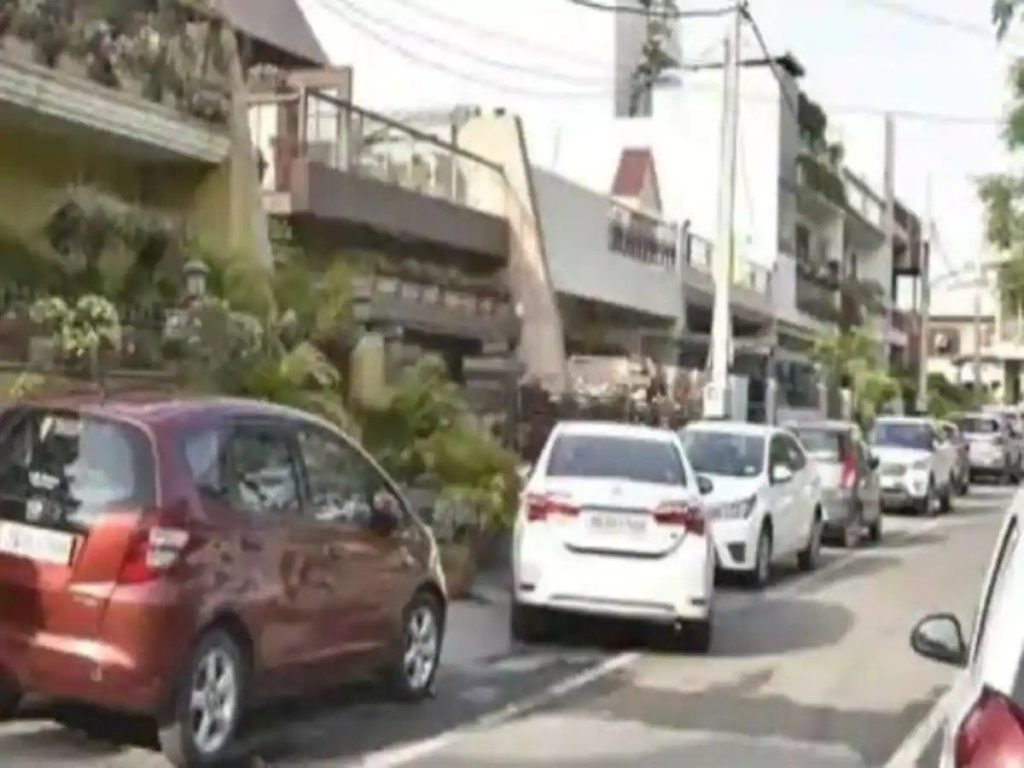 मथुरा में घर के बाहर खडी कार उड़ा ले गए चोर