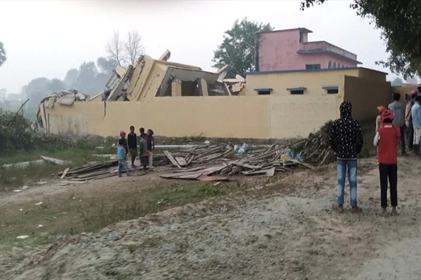 गया में नक्सलियों ने उड़ाया सामुदायिक भवन, पूर्व विधान पार्षद के खिलाफ छोड़ा पर्चा