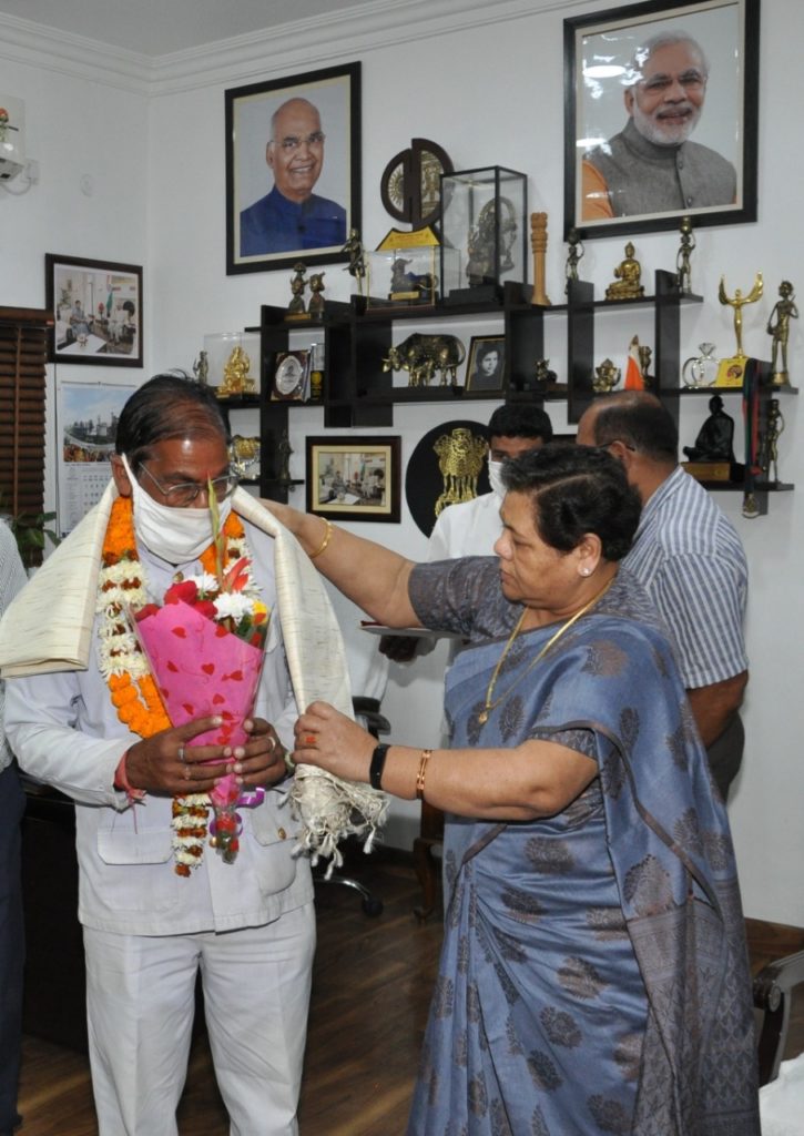 राज्यपाल ने सेवानिवृत्त भृत्य श्री राठौर का शाल-श्रीफल देकर किया सम्मान