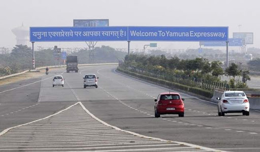 घनी धुंध के कारण यमुना एक्सप्रेसवे पर दर्दनाक हादसा: 8 गाड़ियां आपस में टकराईं, तीन लोगों की मौत