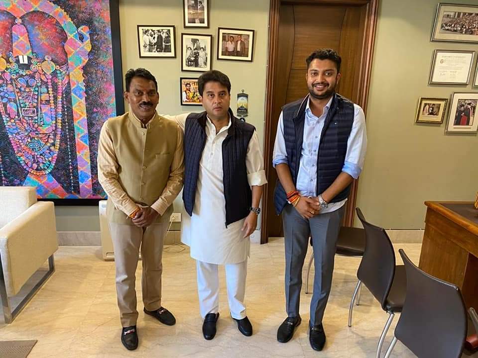 साँवेर के विधायक और पूर्व मंत्री तुलसीराम सिलावट ने सांसद ज्योतिरादित्य सिंधिया से की मुलाकात