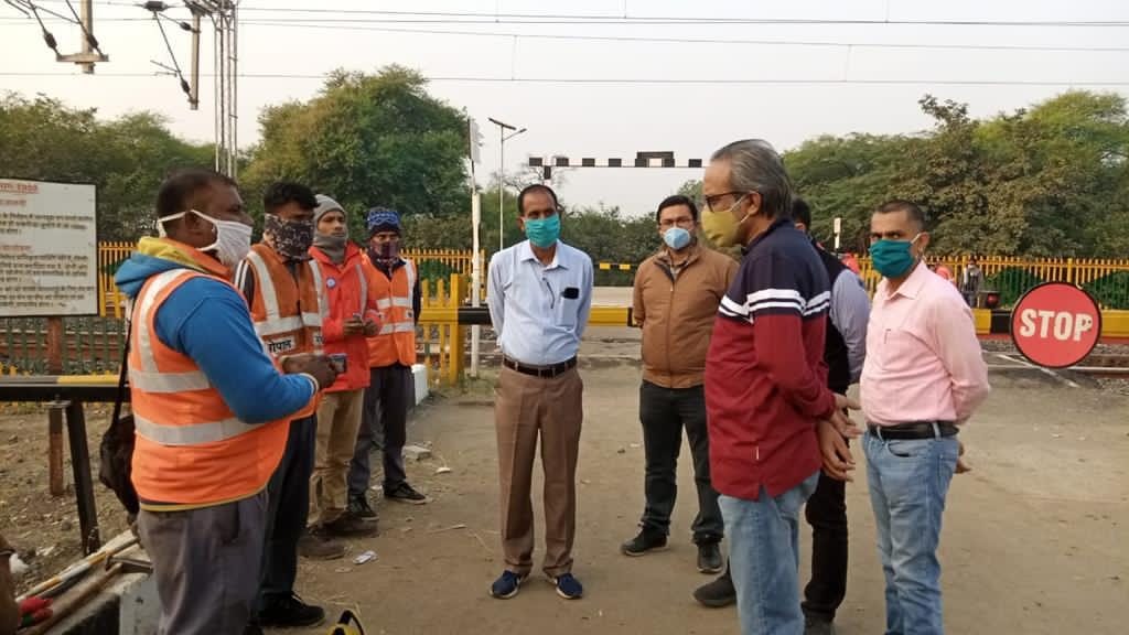 डीआरएम ने रेल के प्रथम पहरेदारों के साथ मनाई दिवाली