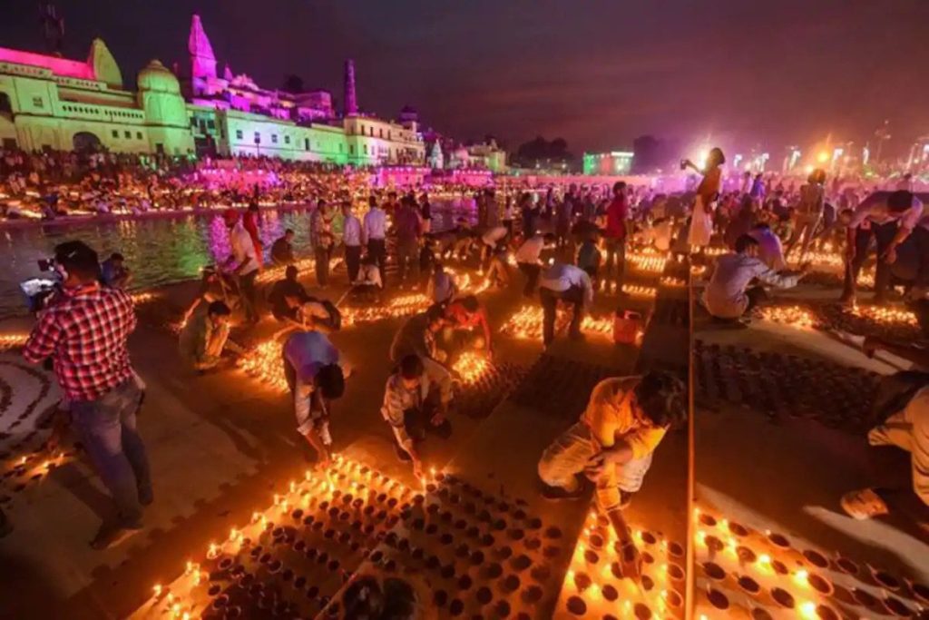 दीपावली के अवसर पर साढ़े 5 लाख दियों से रौशन हुआ अयोध्या