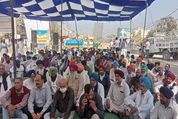 केंद्र सरकार के कृषि कानूनों के विरोध में पंजाब में सड़कों पर उतरें देशभर के किसान संगठन, यातायात ठप