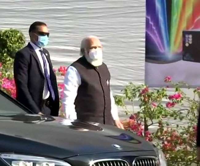 कोरोना वैक्सीन की समीक्षा करने अहमदाबाद के Zydus Biotech Park पहुंचे पीएम मोदी