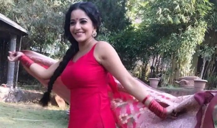 पिंक ड्रेस में मोनालिसा ने बीच सड़क पर बैठकर कराया फोटोशूट