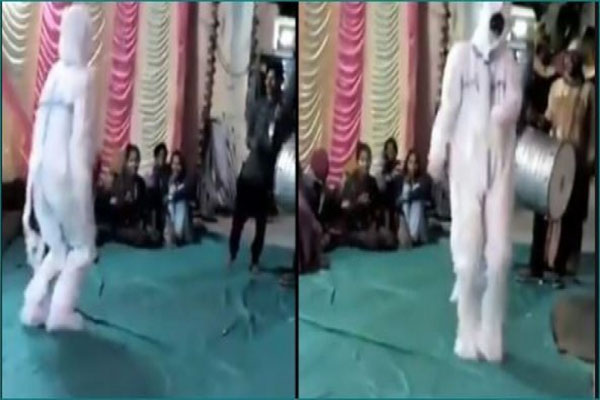 शादी में पीपीई किट पहनकर पहुंचे शख्स ने जमकर लगाए ठुमके, वायरल हुआ वीडियो