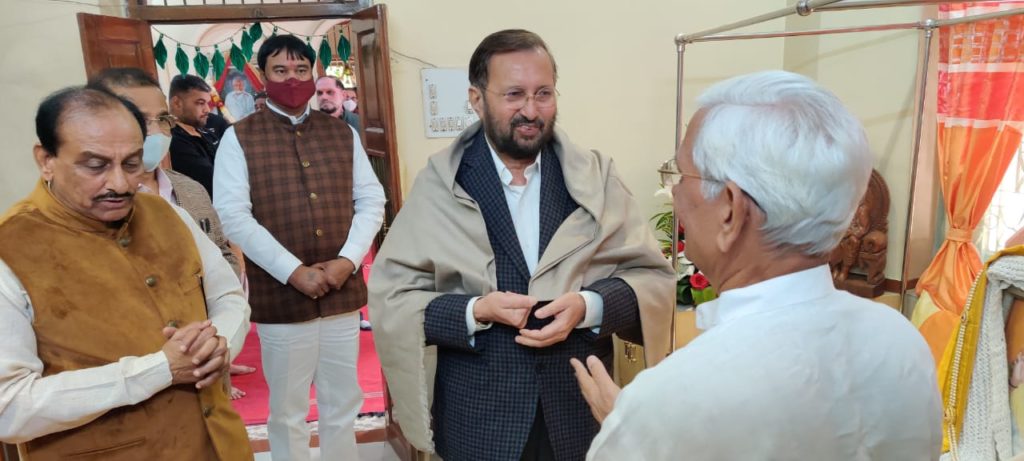 केंद्रीय सूचना प्रसारण वन और पर्यावरण मंत्री श्री प्रकाश जावड़ेकर ने दत्त मन्दिर में की पूजा अर्चना