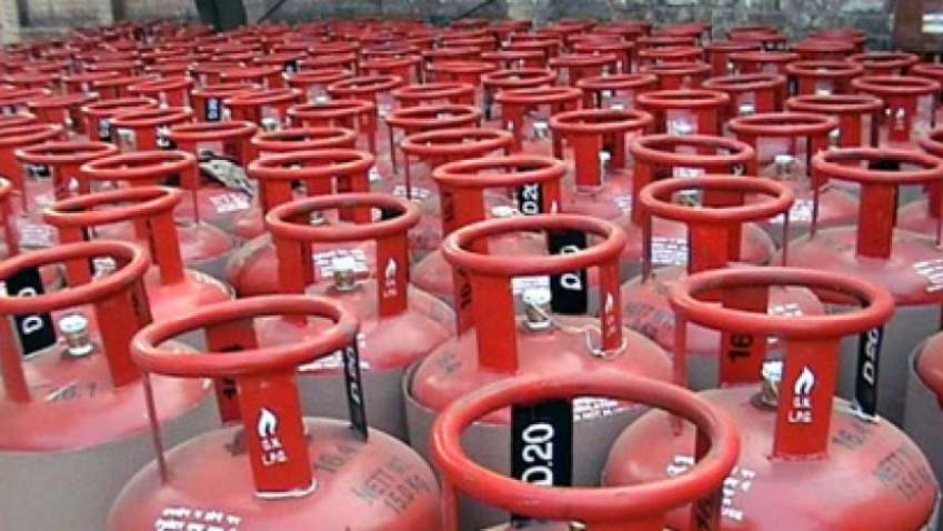 महीने के बीच में ही पड़ी महंगाई की मार, फिर महंगा हुआ LPG गैस सिलेंडर- जानिए अब कितनी चुकानी होगी कीमत