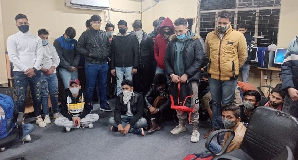 4 हजार लोगों से फेक कॉल्स से ठग लिए 90 करोड़, फिल्मी स्क्रिप्ट से चल रहा था फर्जी कॉल सेंटर- 54 गिरफ्तार