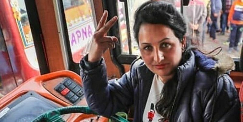 जम्मू कश्मीर राज्य की पहली महिला बस ड्राइवर बनी पूजा देवी