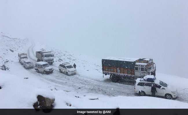 बर्फबारी के बाद रोहतांग सुरंग बंद, कल से हिमाचल में बारिश-बर्फबारी की सम्भावना