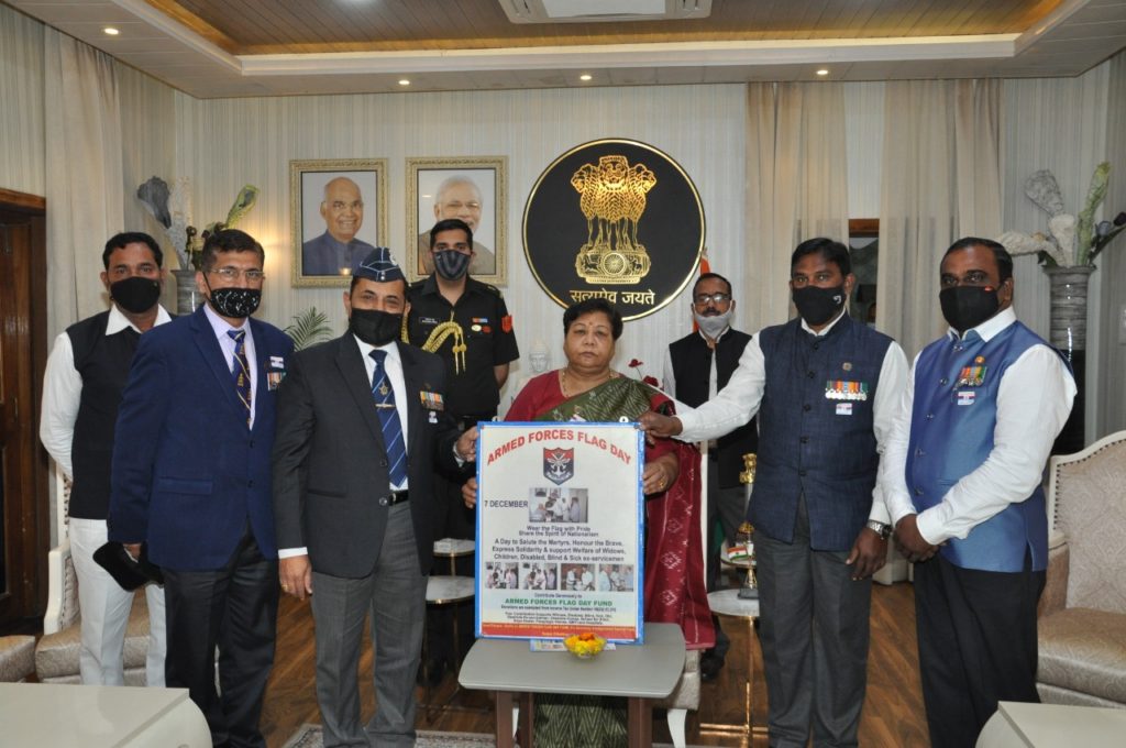 राज्यपाल ने सशस्त्र सेना झण्डा दिवस के अवसर पर एक लाख रूपये की सहयोग राशि प्रदान की