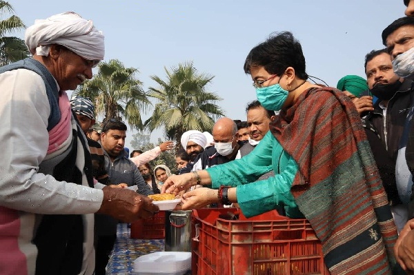 कार्यकर्ताओं सहित विधायक आतिशी पहुंचीं सिंघु बॉर्डर, किसानों की सेवा की