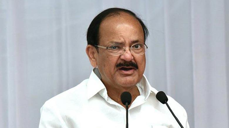 सैनिकों के प्रति कृतज्ञता व्यक्त करें देशवासी: नायडू