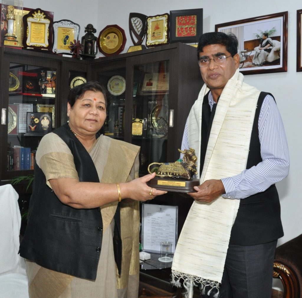 राज्यपाल से नवा रायपुर अटल नगर विकास प्राधिकरण के अध्यक्ष श्री मण्डल ने की सौजन्य भेंट