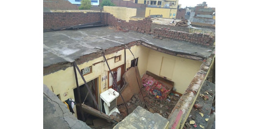 घर की छत गिरने से चार लोग दबे एक बच्चे की मौत
