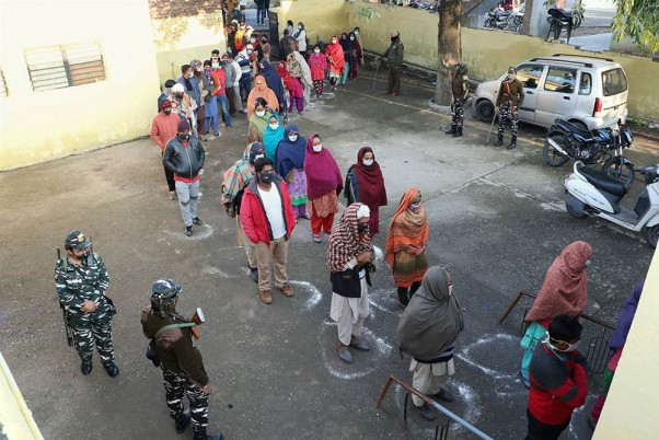 कड़ाके की ठंड में भी जम्मू-कश्मीर में 8वें और अंतिम चरण की वोटिंग जारी