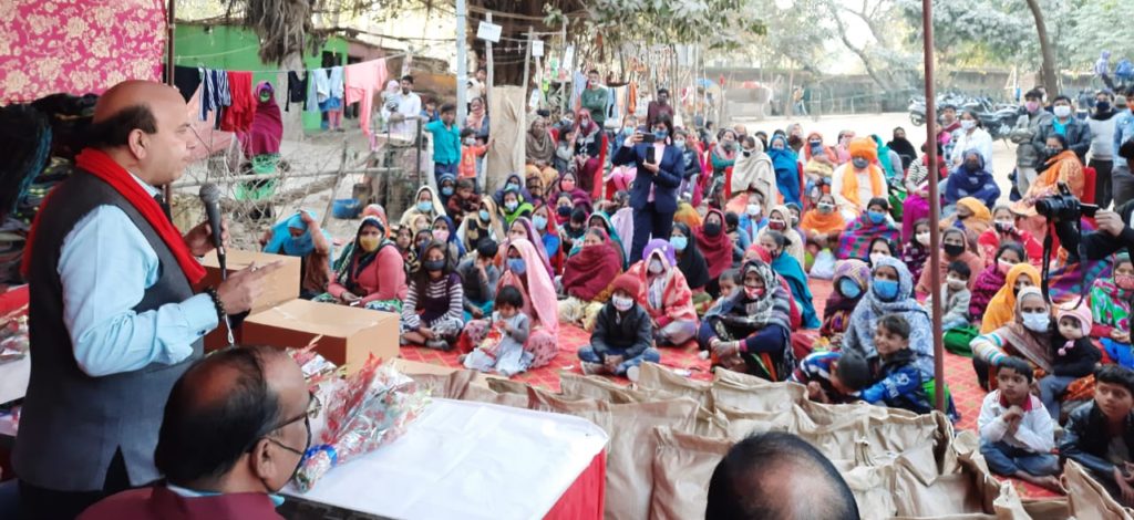 वरिष्ठ भाजपा नेता व पूर्व दिल्ली विधायक डॉ0 विजय जौली गरीबों व जरूरतमंदों को बांटे कंबल और राशन