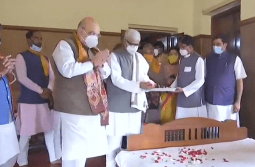 विश्वभारती यूनिवर्सिटी पहुंचे अमित शाह, रवींद्रनाथ टैगोर को अर्पित की श्रद्धांजलि